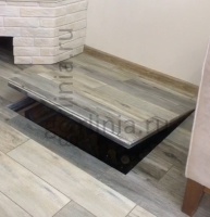 Приоткрытая крышка люка с приводом с наклеенной поверх плиткой