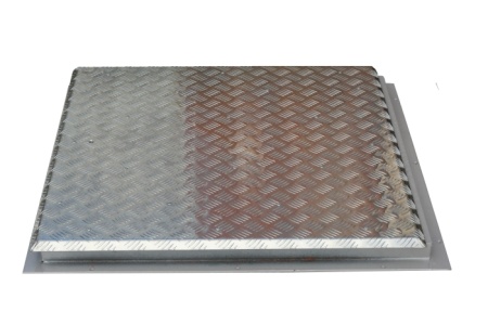 Алюминиевый уличный люк амо al 1100*1100 в рифленом квадрате